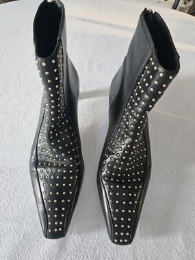 Bernardo 1946 Black Esme Studded Ankle Boots Leather Square Toe Kitten Heel Sz 8